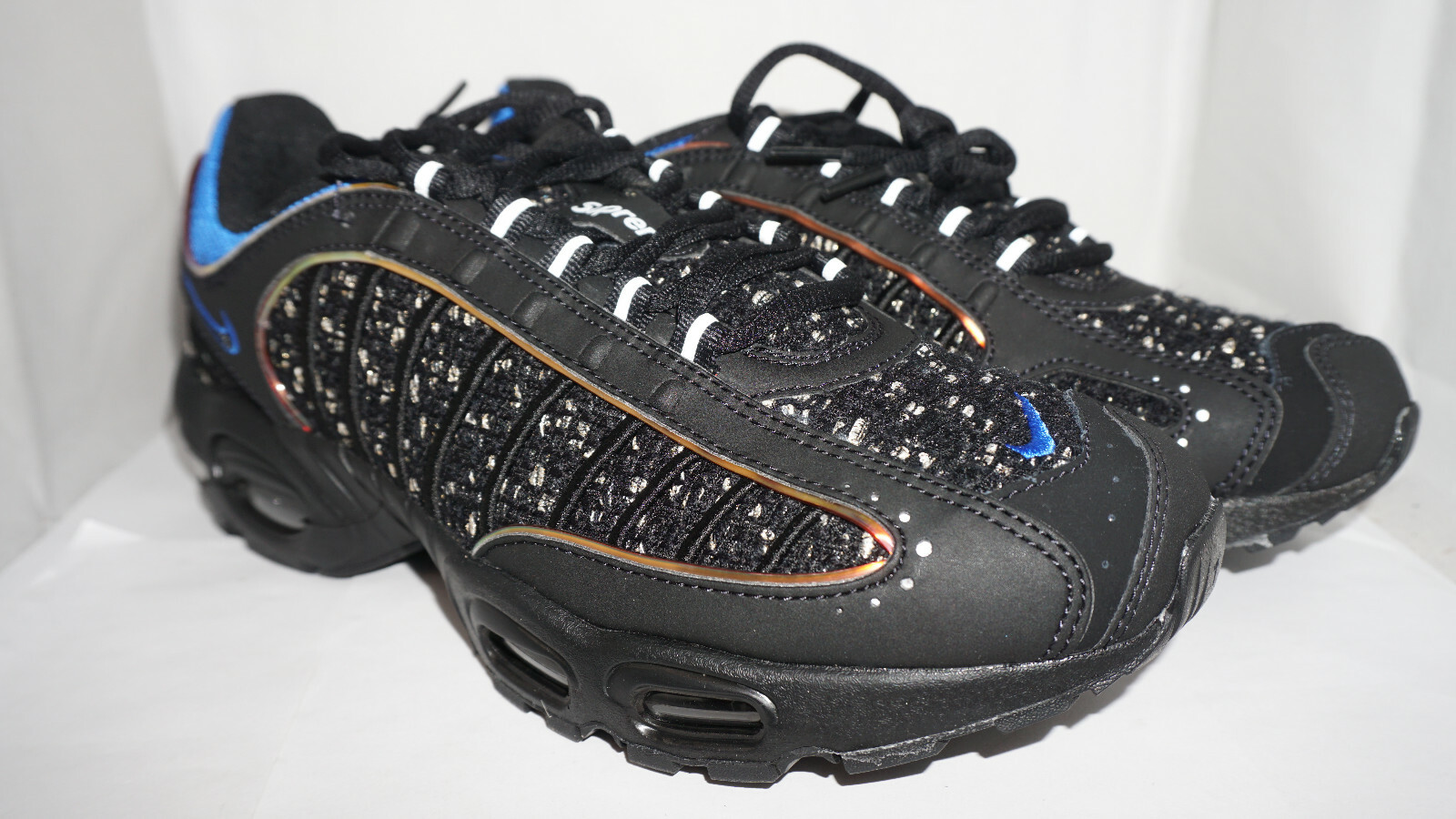 tailwind 4 supreme black